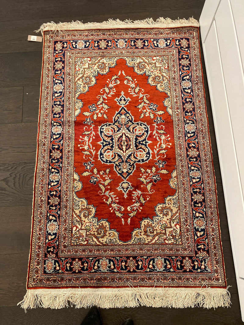 2’6”x4’ Keyseri Silk Rug